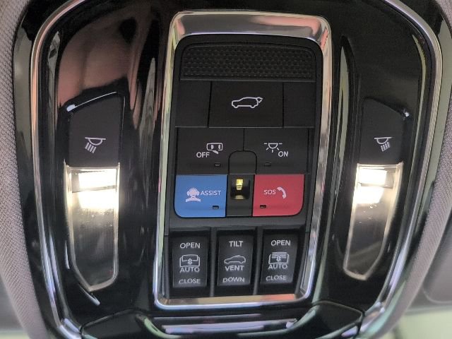 Used 2022 Jeep Grand Cherokee Overland w/ Luxury Tech Group IV AWD/4WD image 30