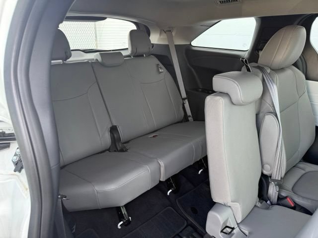 Used 2025 Toyota Sienna XLE FWD image 15