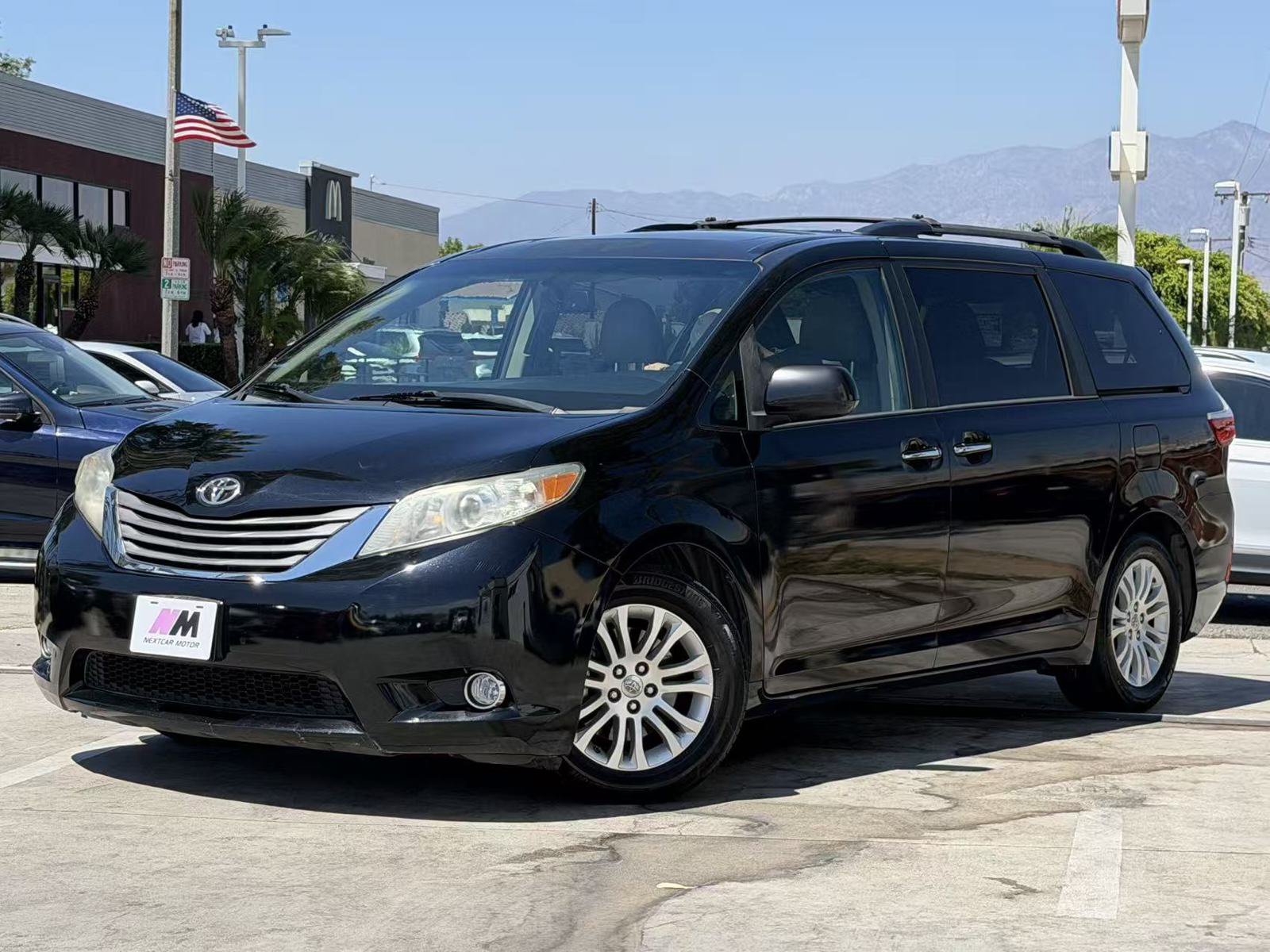 Used 2016 Toyota Sienna XLE w/ XLE Navigation Package FWD image 2