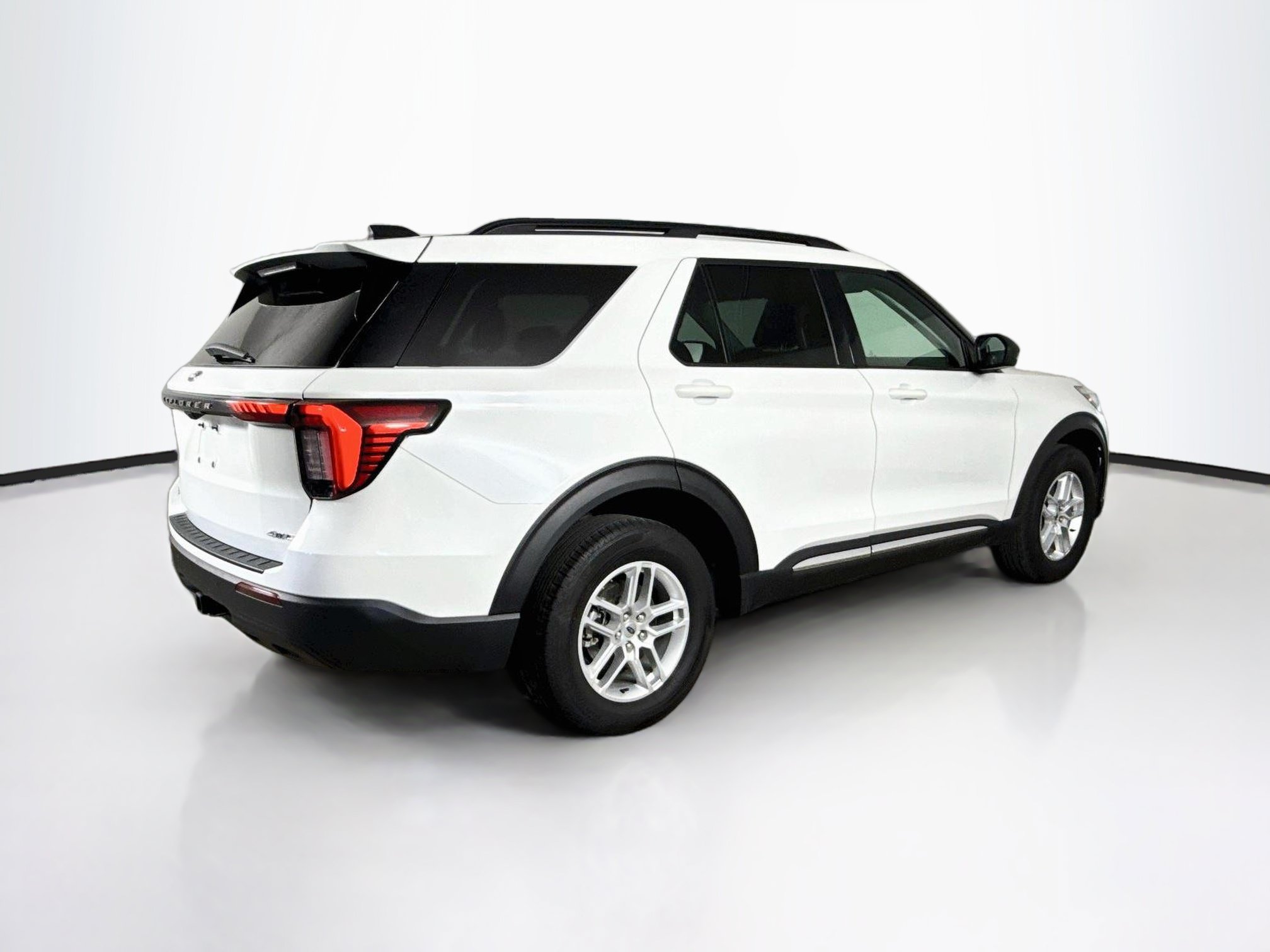 Used 2025 Ford Explorer Active AWD/4WD image 2