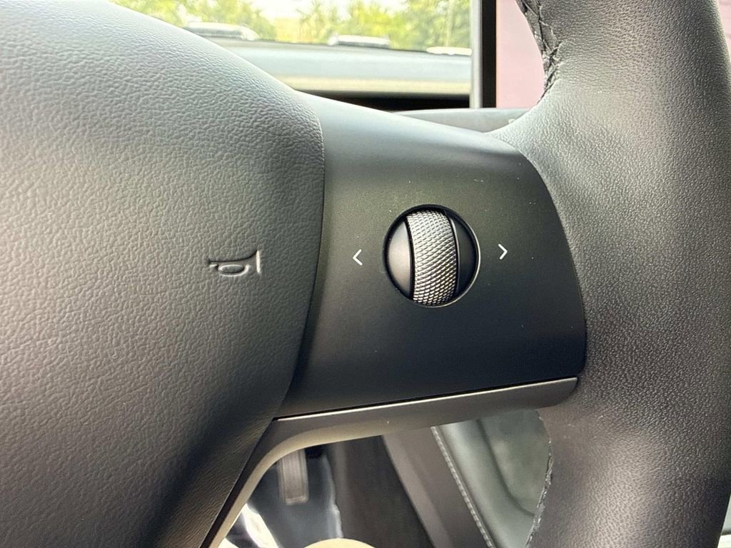 Used 2024 Tesla Model Y Long Range AWD/4WD image 37