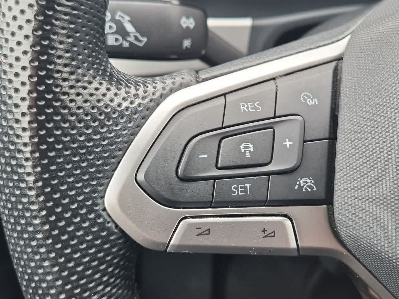 Used 2022 Volkswagen Atlas Cross Sport SEL Premium R-Line AWD/4WD image 25