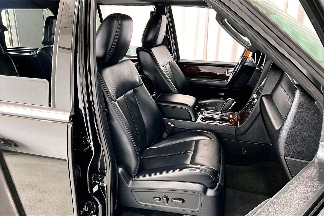 Used 2017 Lincoln Navigator Select RWD image 16