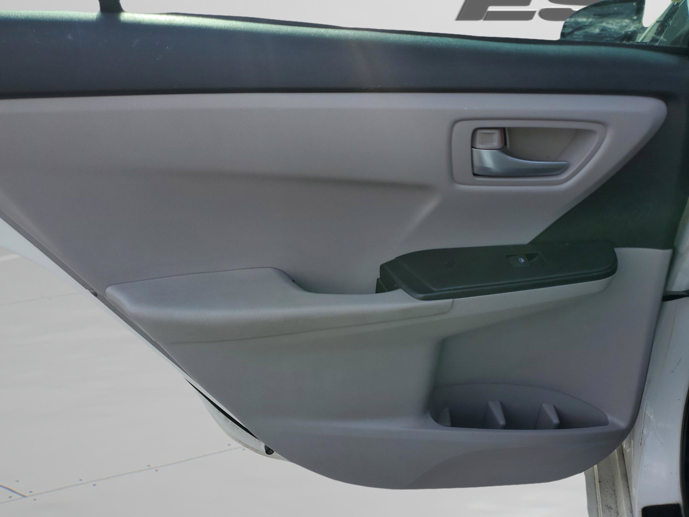 Used 2015 Toyota Camry SE FWD image 12