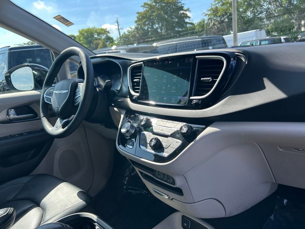Used 2024 Chrysler Pacifica Touring-L FWD image 17