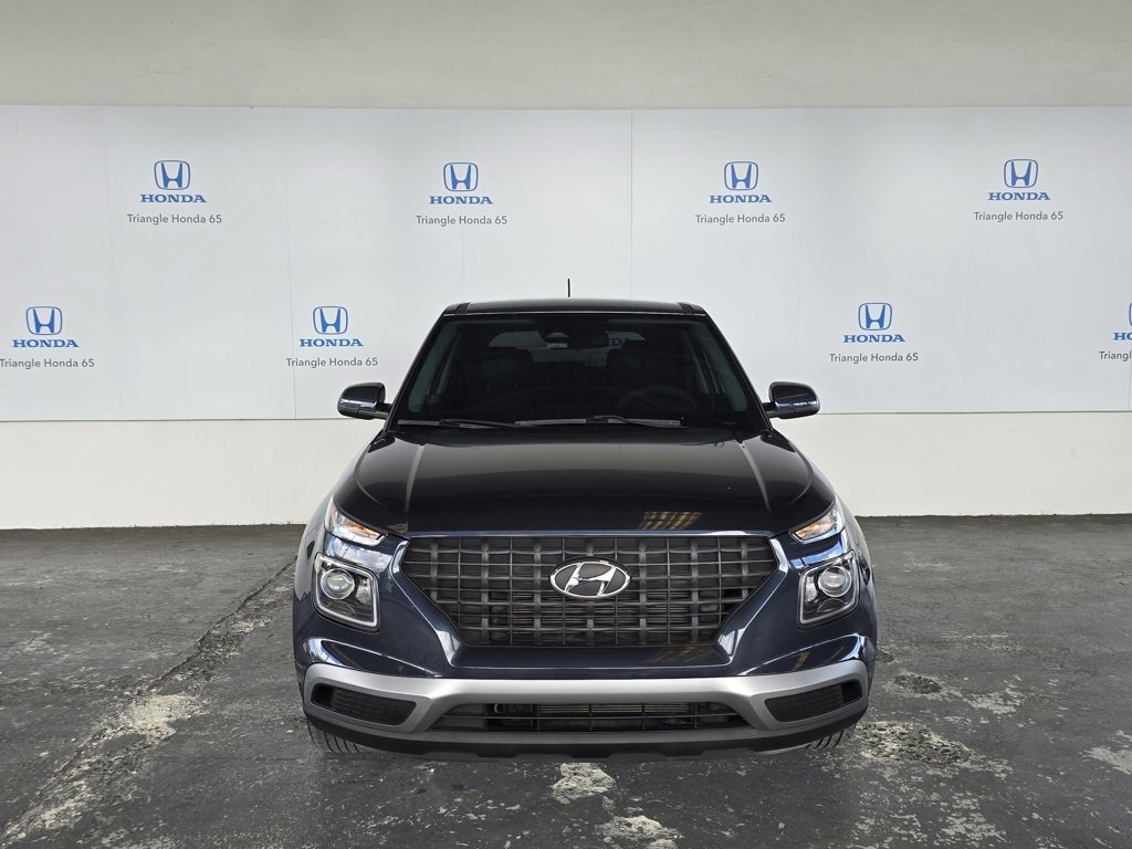 Used 2023 Hyundai Venue SE image 2