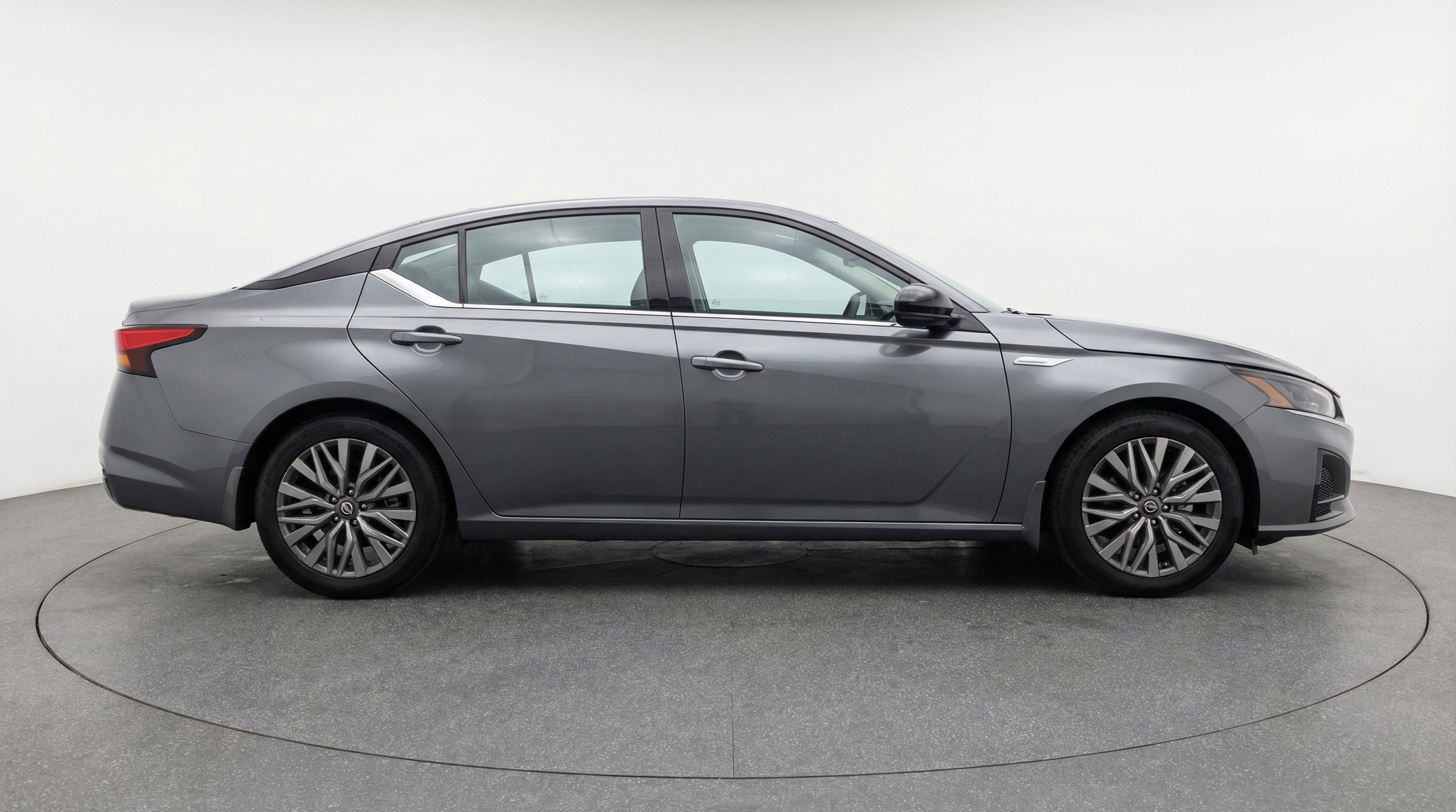 Used 2025 Nissan Altima 2.5 SV image 11