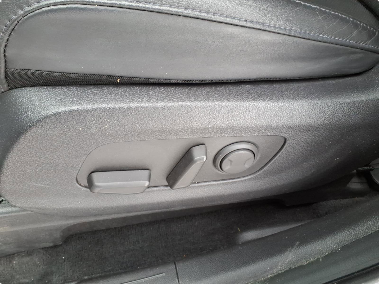 Used 2022 Kia Carnival EX image 17