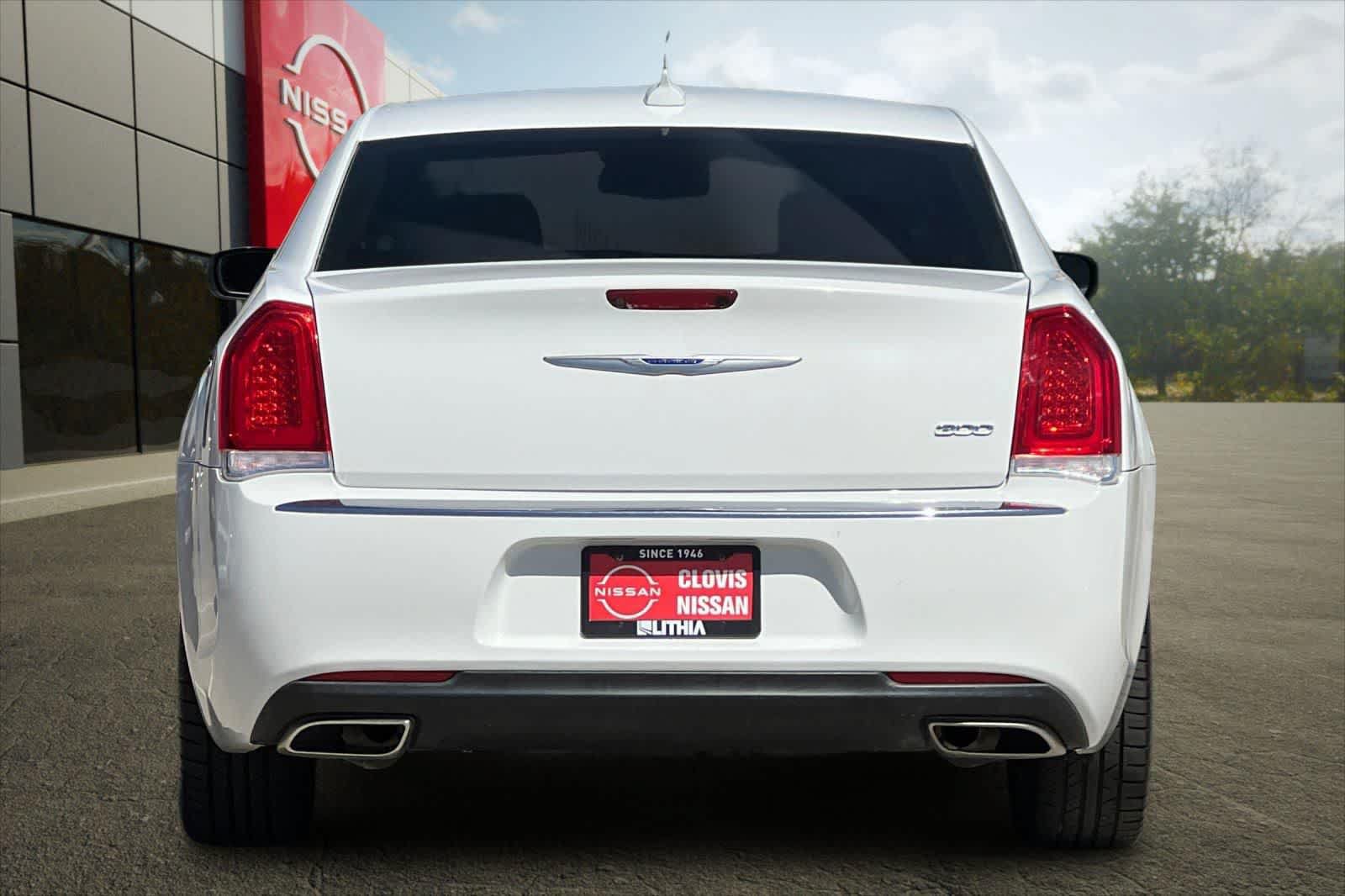 Used 2019 Chrysler 300 Limited RWD image 8