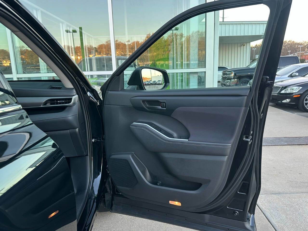 Used 2020 Toyota Highlander LE image 24