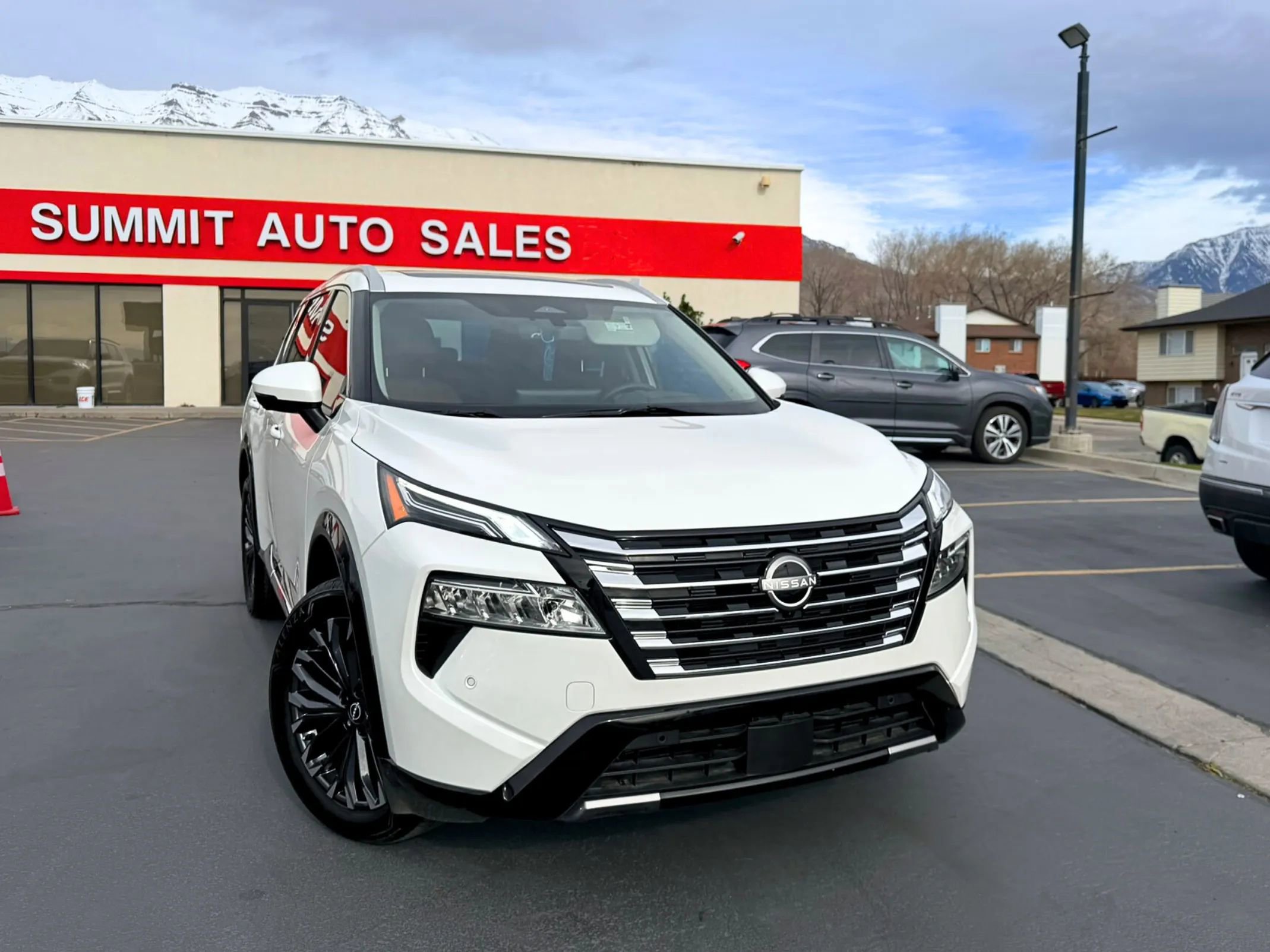 Used 2024 Nissan Rogue Platinum w/ Platinum Premium Package image 2