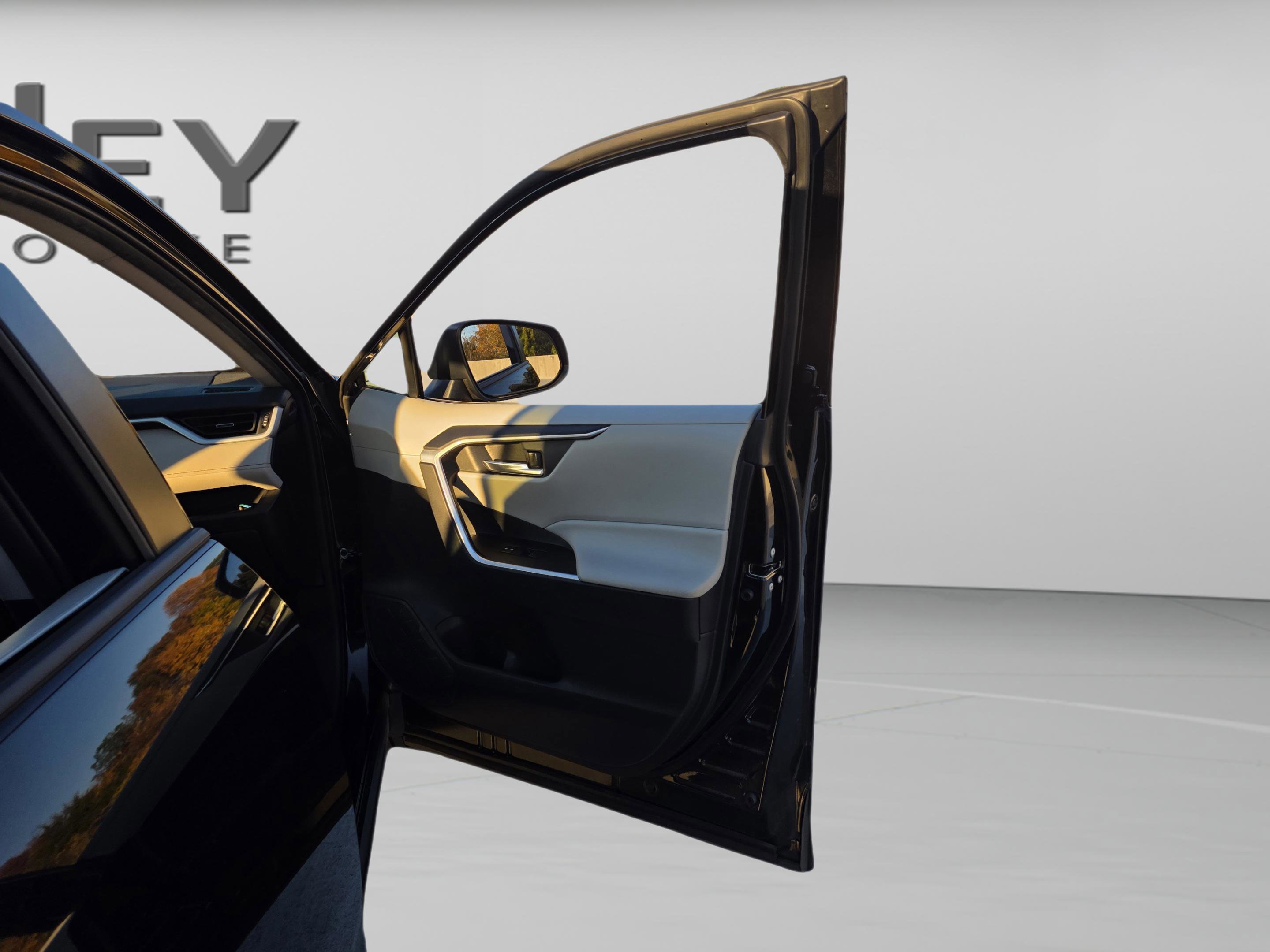 Used 2020 Toyota RAV4 XLE Premium image 26