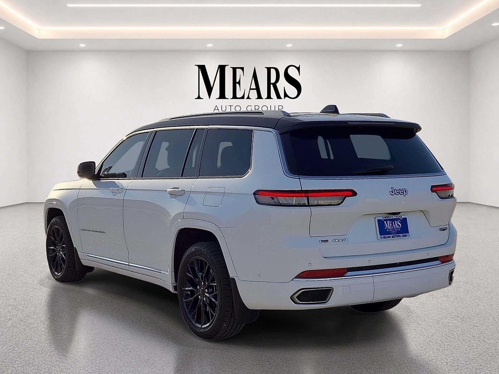 Used 2023 Jeep Grand Cherokee L Summit w/ MOPAR Finishing Package AWD/4WD image 3