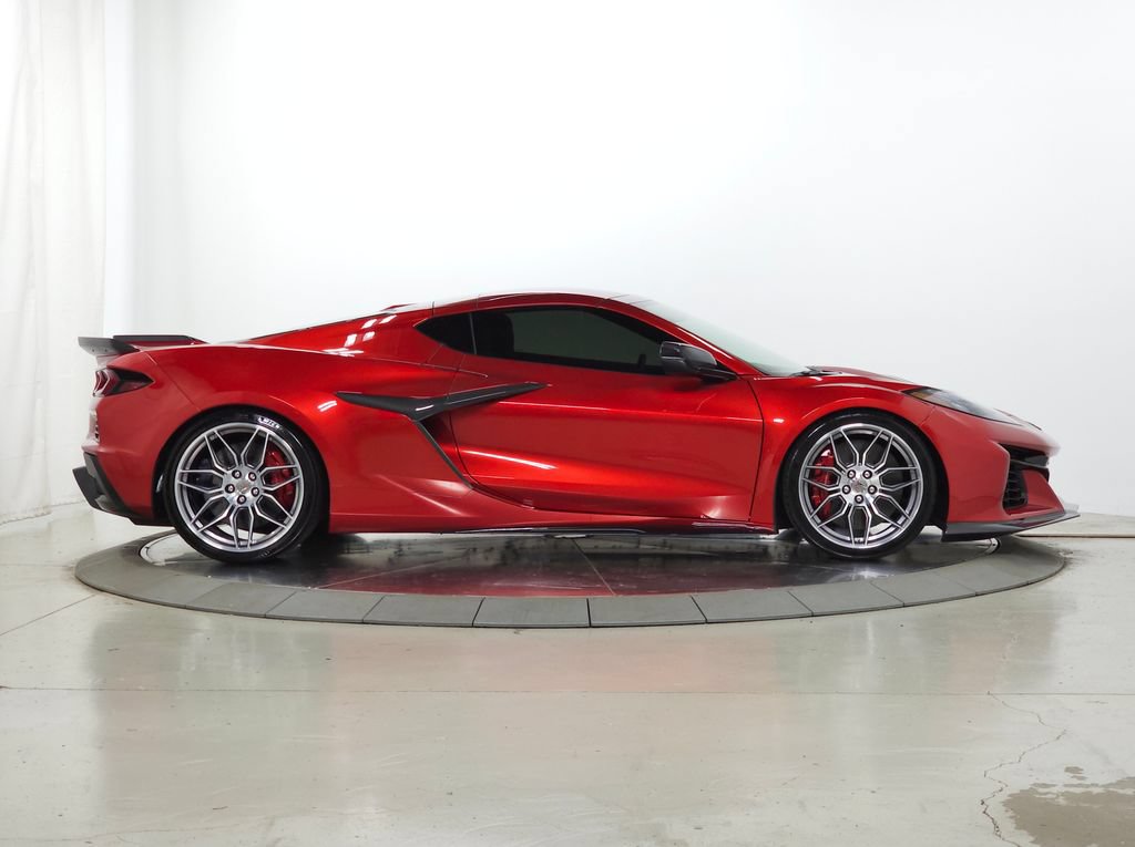 Used 2025 Chevrolet Corvette E-Ray w/ Stealth Interior Trim Package AWD/4WD image 9