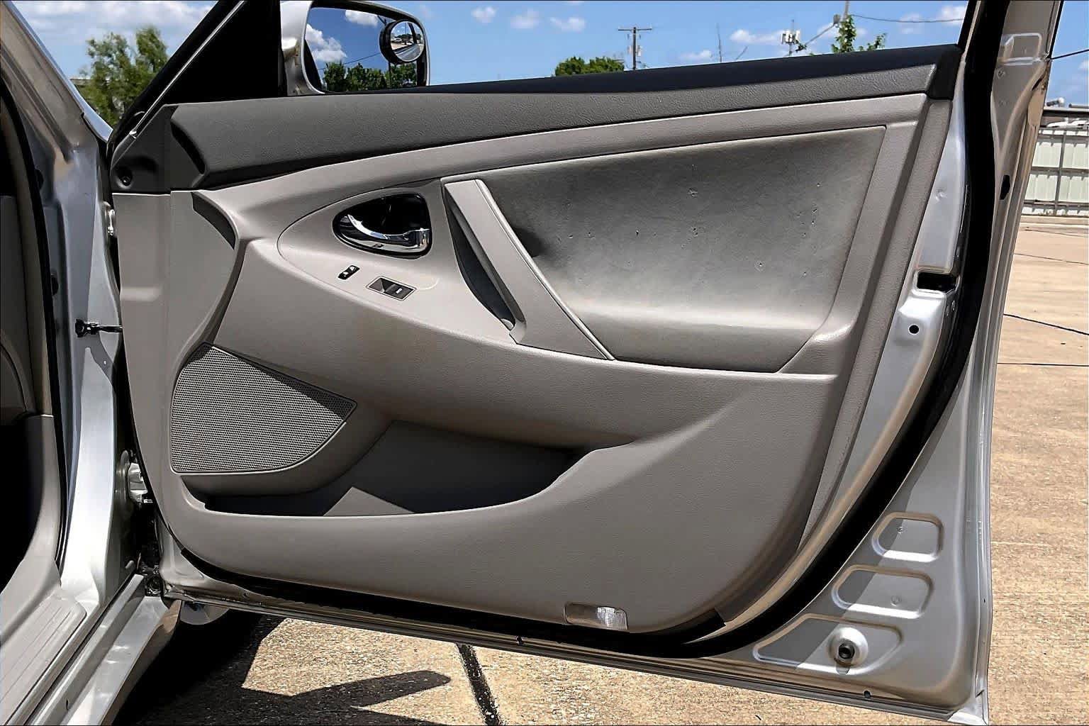 Used 2010 Toyota Camry LE FWD image 19