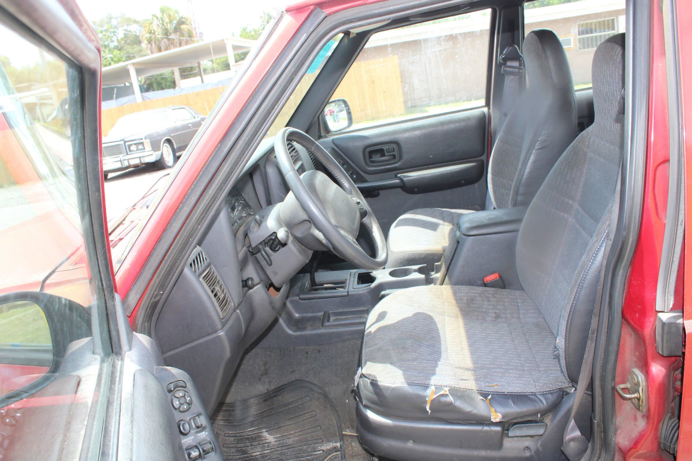 Used 1999 Jeep Cherokee 2WD 4-door image 5
