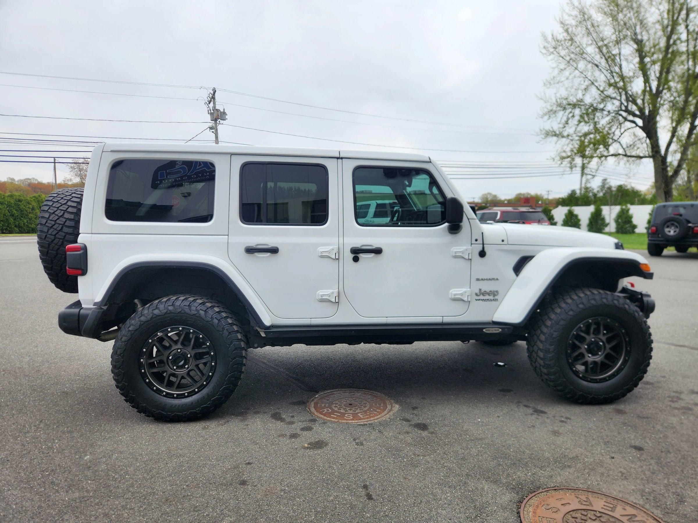 Used 2018 Jeep Wrangler Unlimited Sahara w/ Dual Top Group AWD/4WD image 19