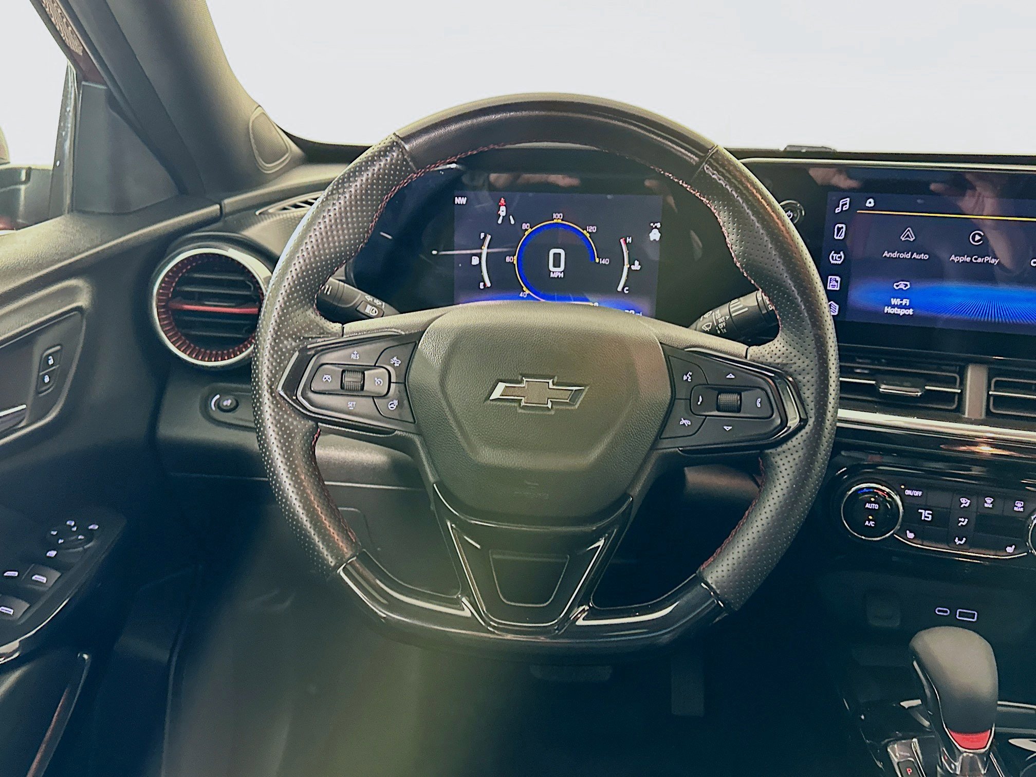 Used 2024 Chevrolet Trax RS w/ Sunroof Package image 17