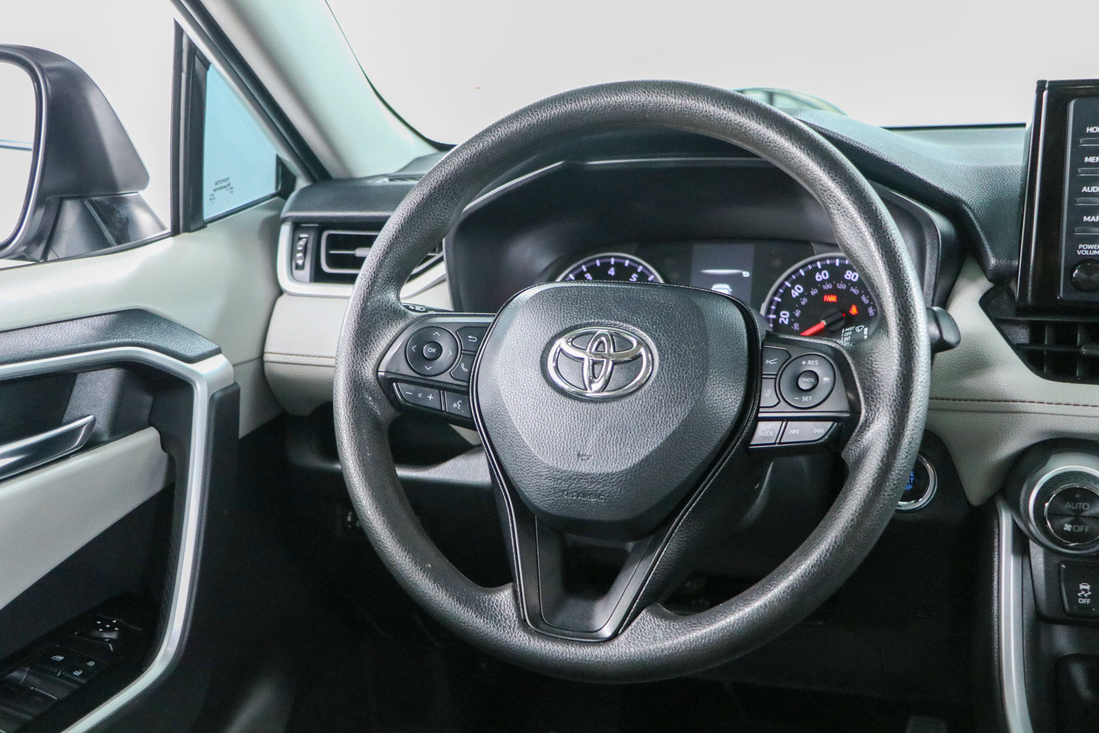 Used 2022 Toyota RAV4 XLE FWD image 12
