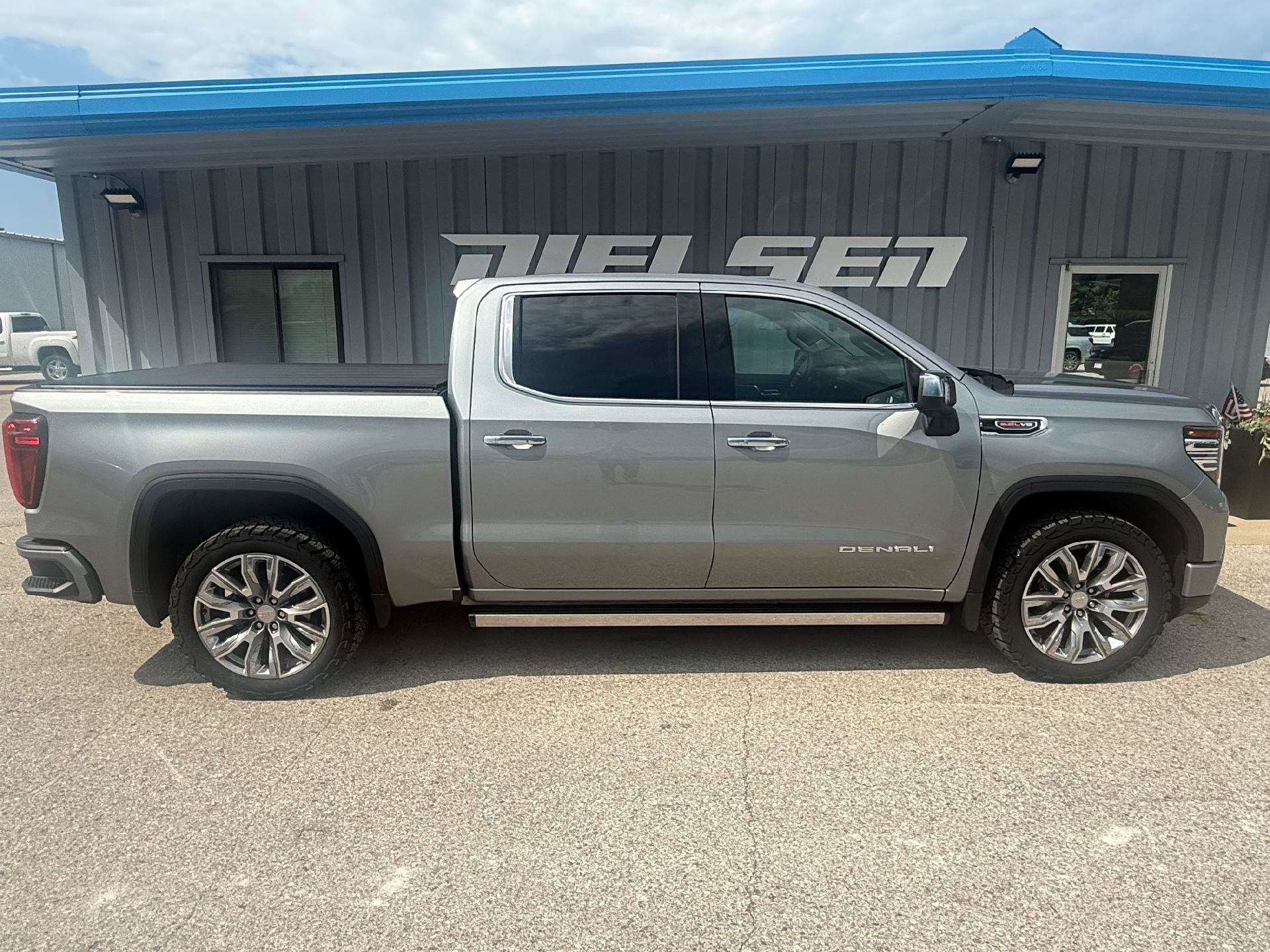 Used 2025 GMC Sierra 1500 Denali w/ Denali Reserve Package AWD/4WD image 5