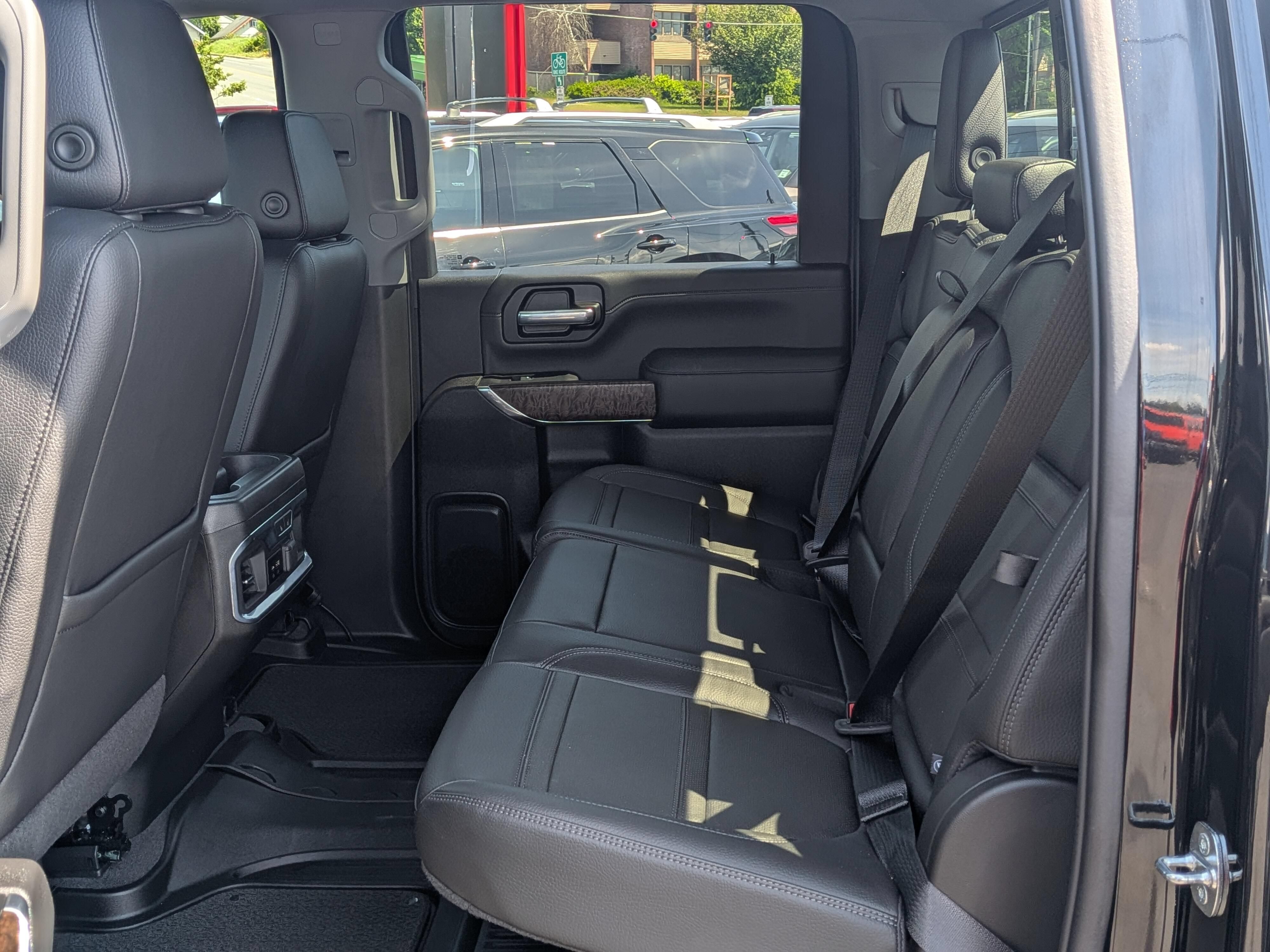 Used 2022 GMC Sierra 3500 Denali w/ Denali Black Diamond Edition AWD/4WD image 7