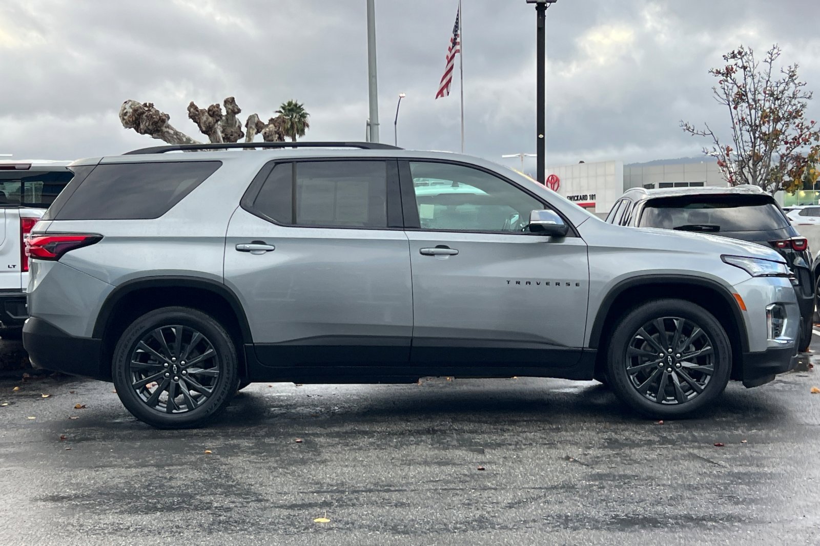 Used 2023 Chevrolet Traverse RS image 3