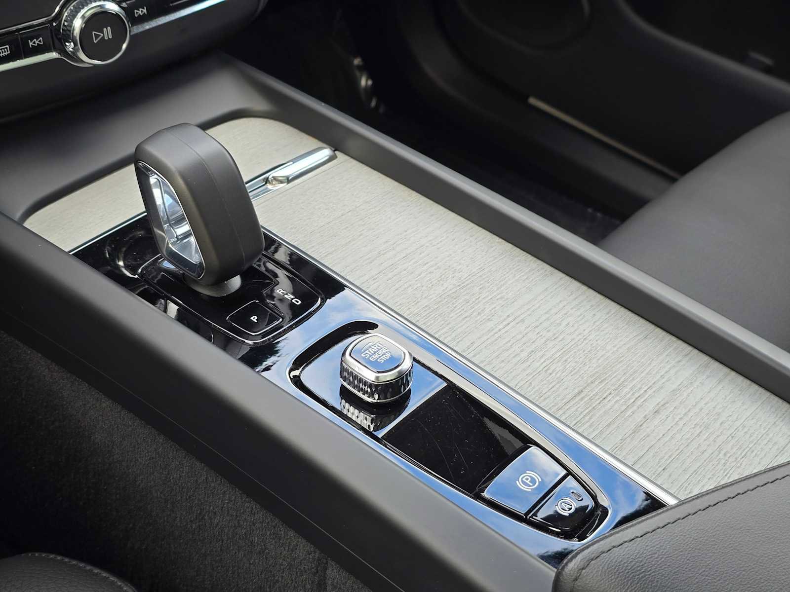 Certified 2025 Volvo XC60 B5 Plus image 26