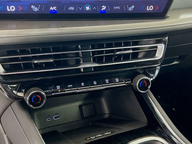 Used 2025 Chevrolet Traverse LT image 14