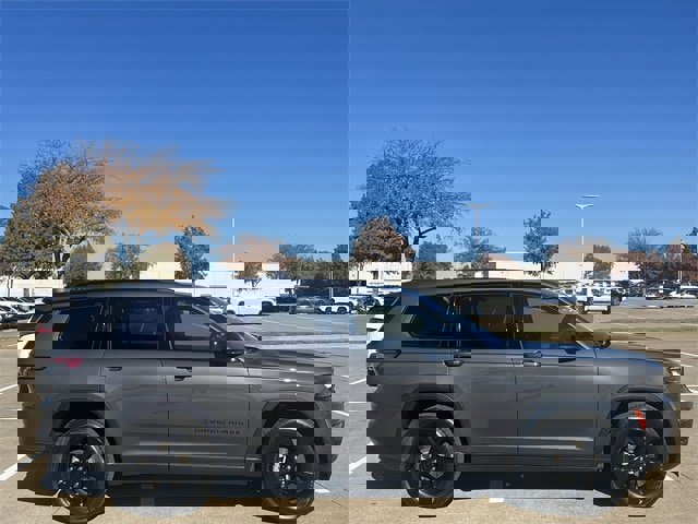 Used 2023 Jeep Grand Cherokee L Limited w/ Black Appearance Package image 3