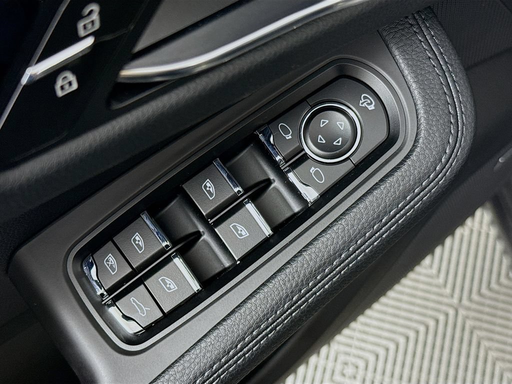 Certified 2025 Porsche Macan AWD/4WD image 20