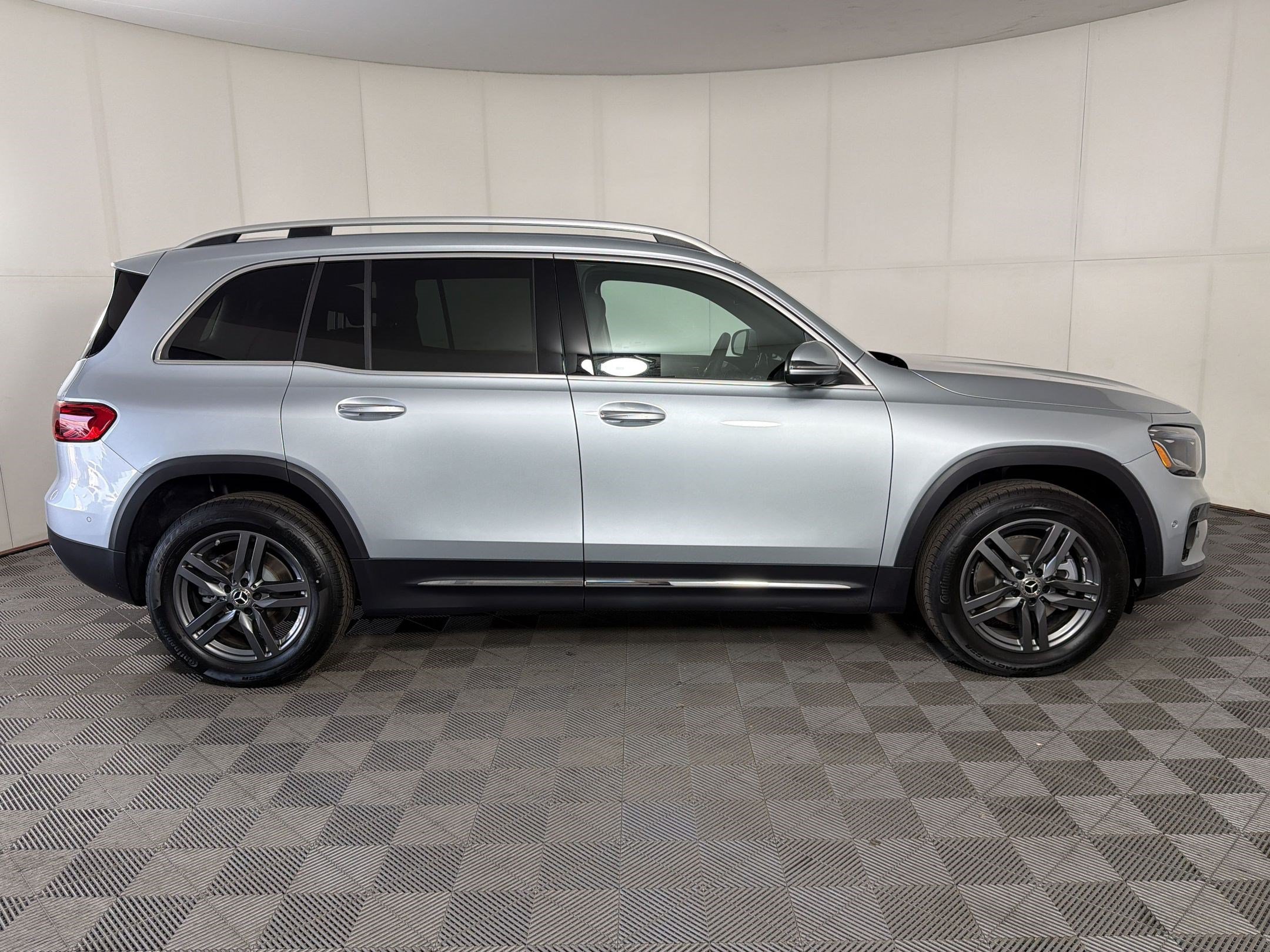 Used 2026 Mercedes-Benz GLB 250 4MATIC image 8