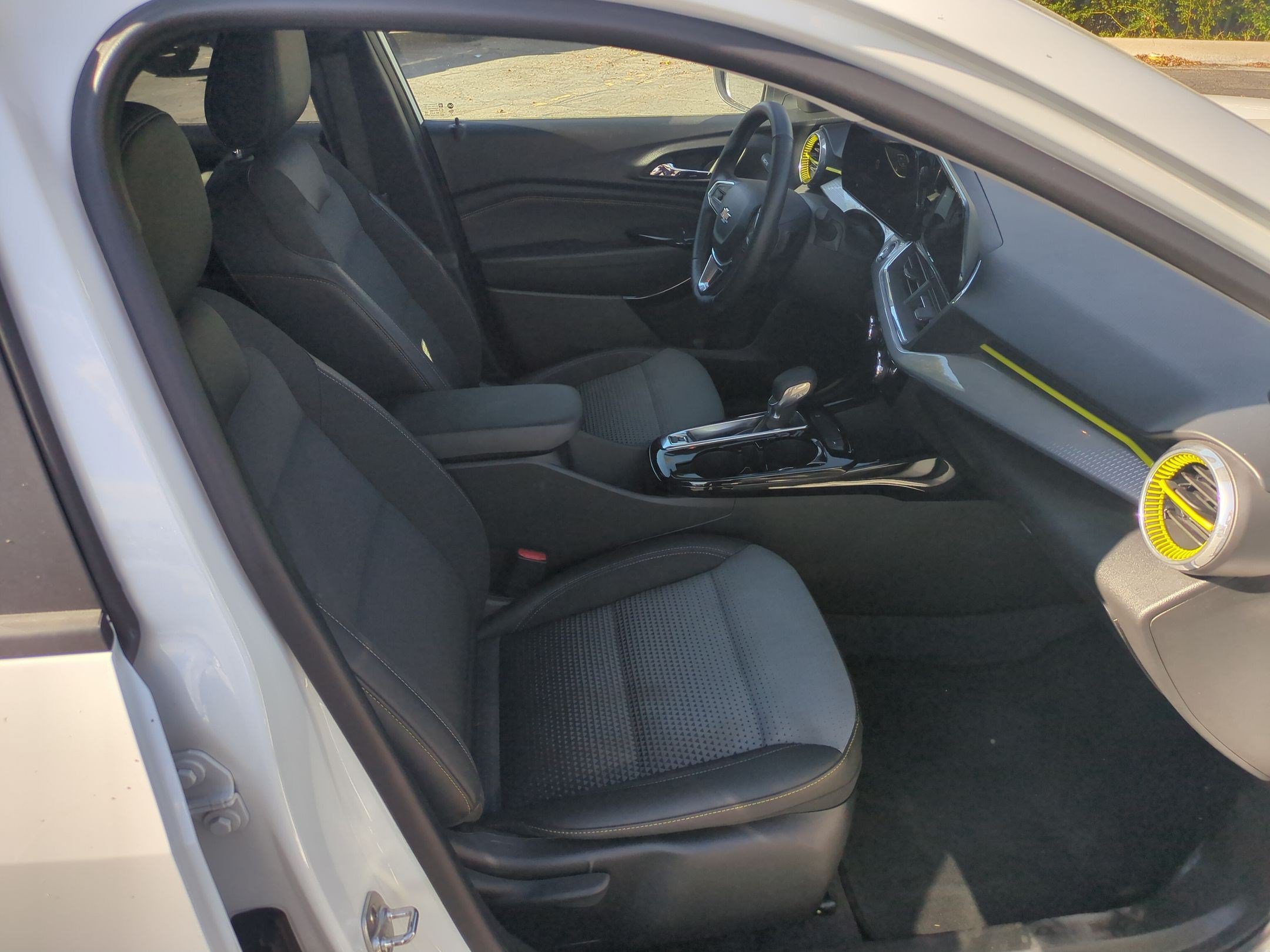 Used 2024 Chevrolet Trax LT w/ Driver Confidence Package FWD image 28