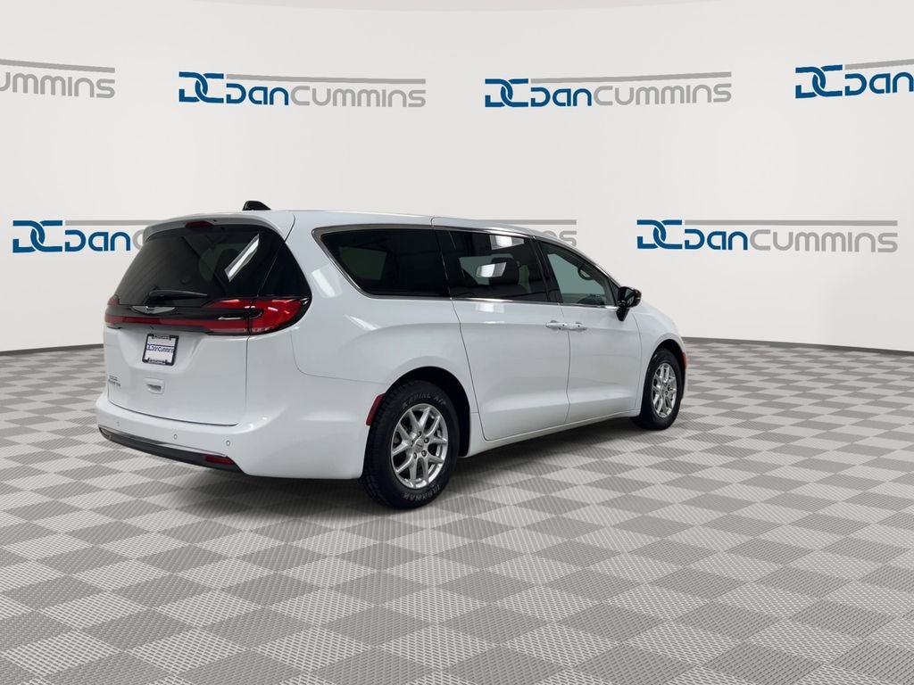 Used 2025 Chrysler Pacifica Select image 8