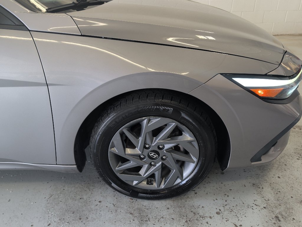 Used 2024 Hyundai Elantra SEL FWD image 3