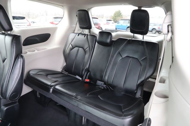 Used 2024 Chrysler Pacifica Touring-L FWD image 17
