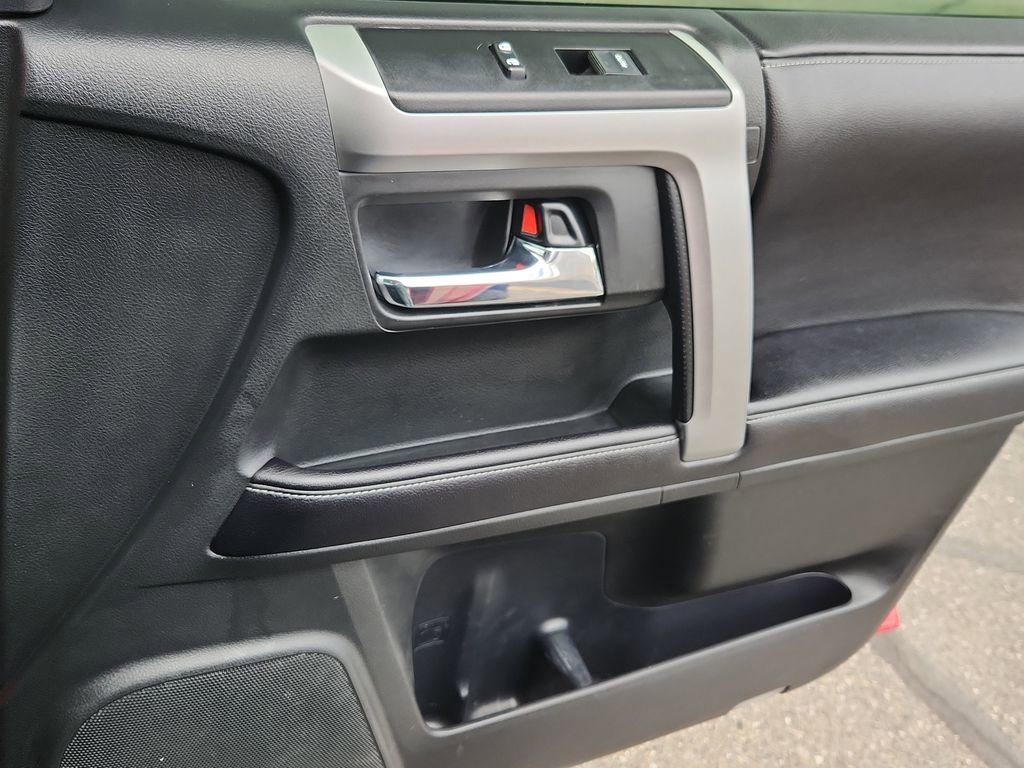 Used 2017 Toyota 4Runner SR5 AWD/4WD image 15