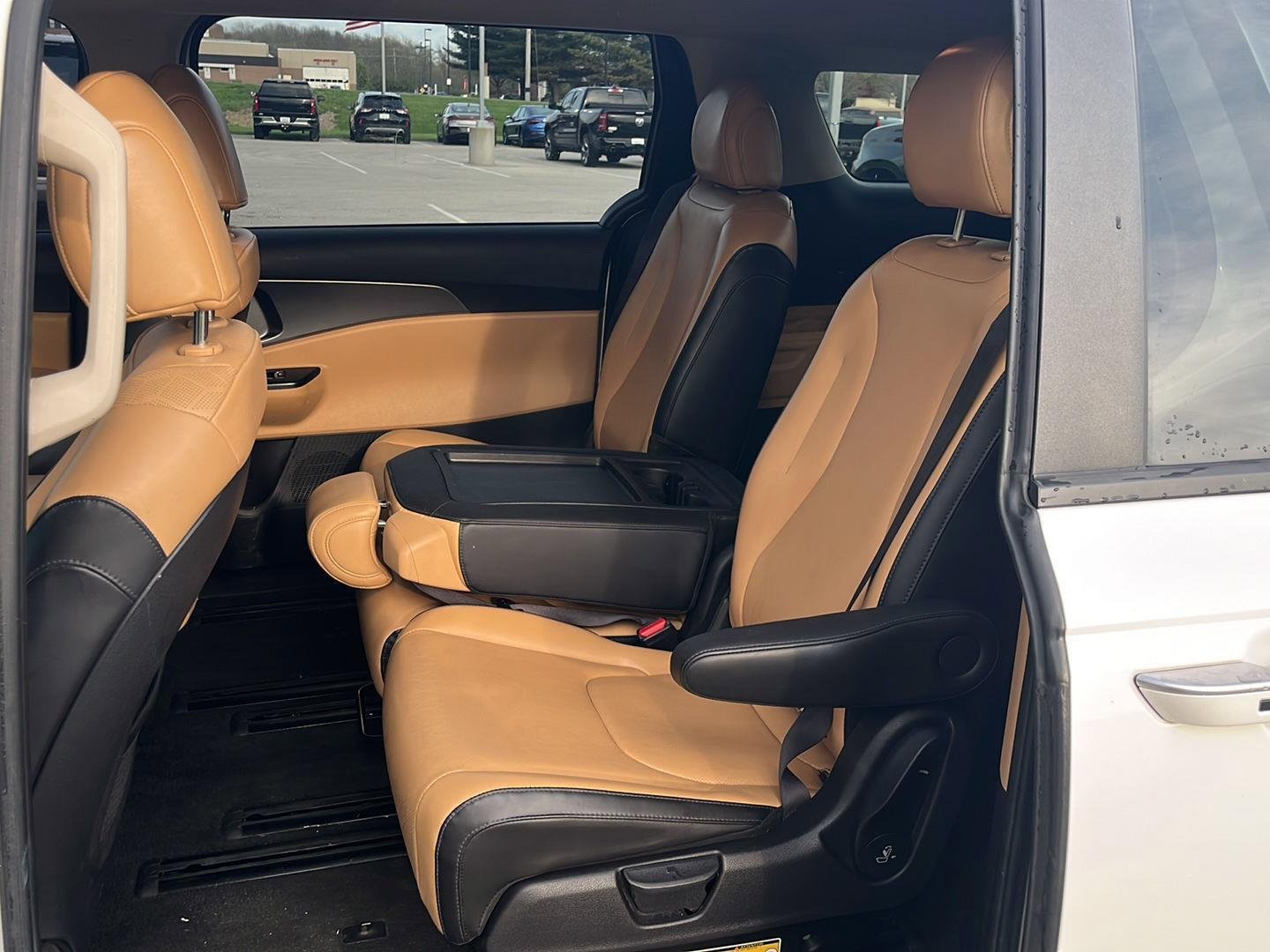 Used 2022 Kia Carnival LX image 24