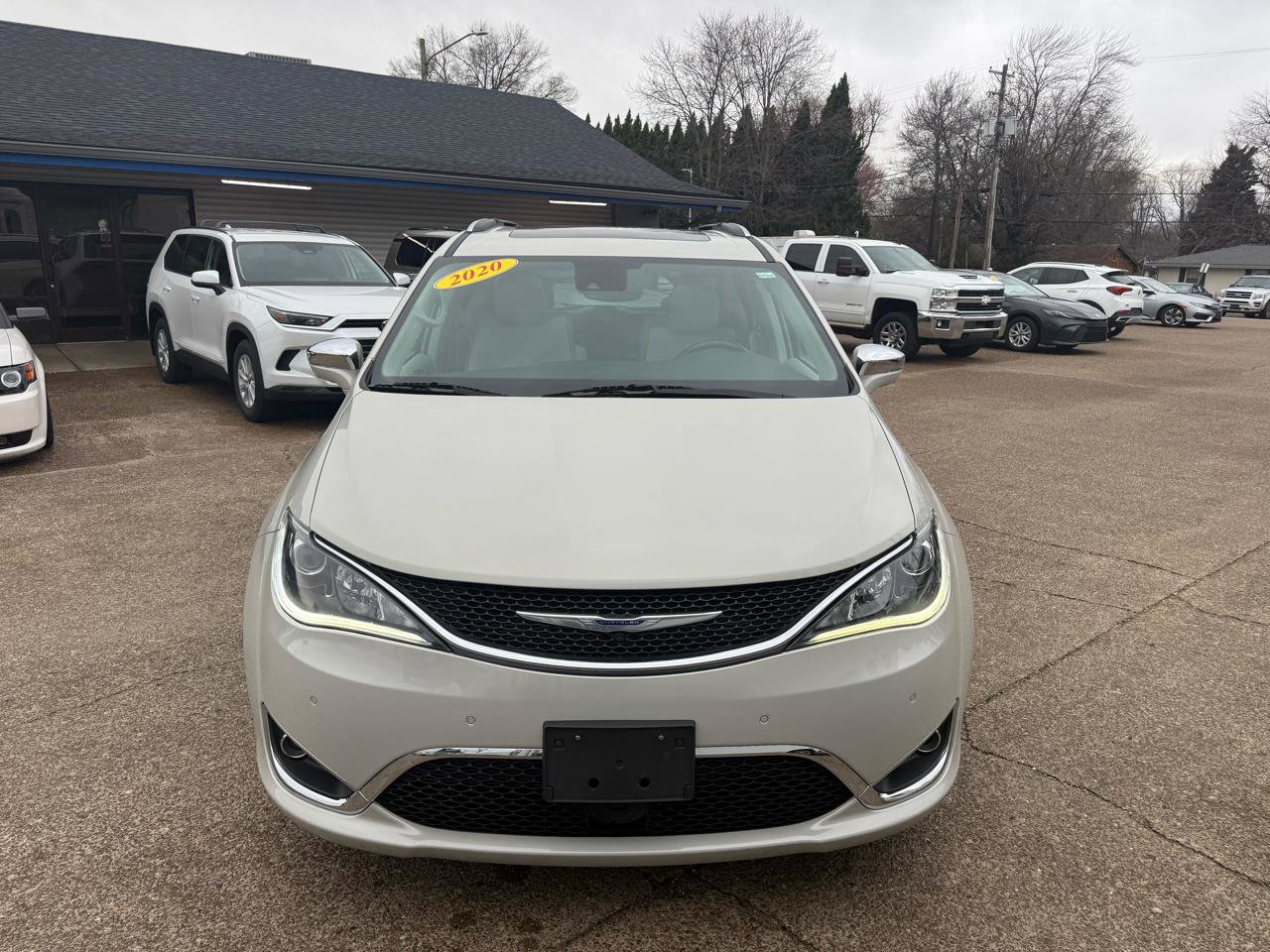 Used 2020 Chrysler Pacifica Limited w/ Tire & Wheel Group image 2