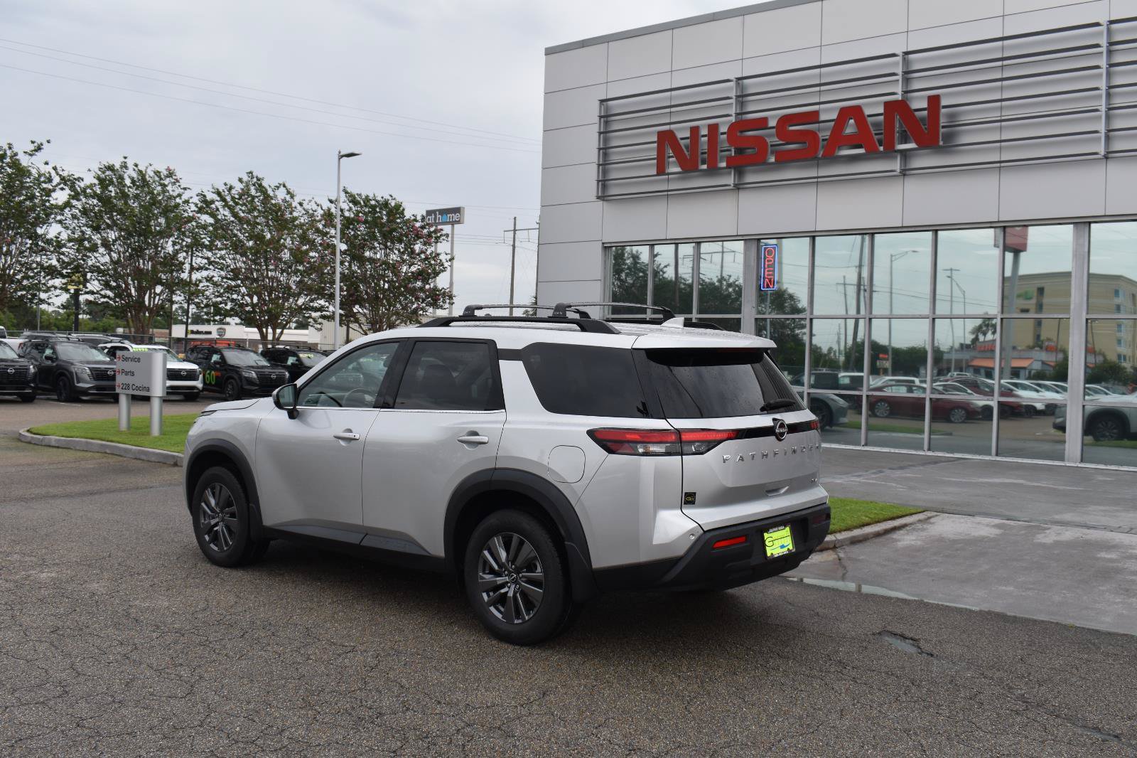 Used 2024 Nissan Pathfinder SV FWD image 6