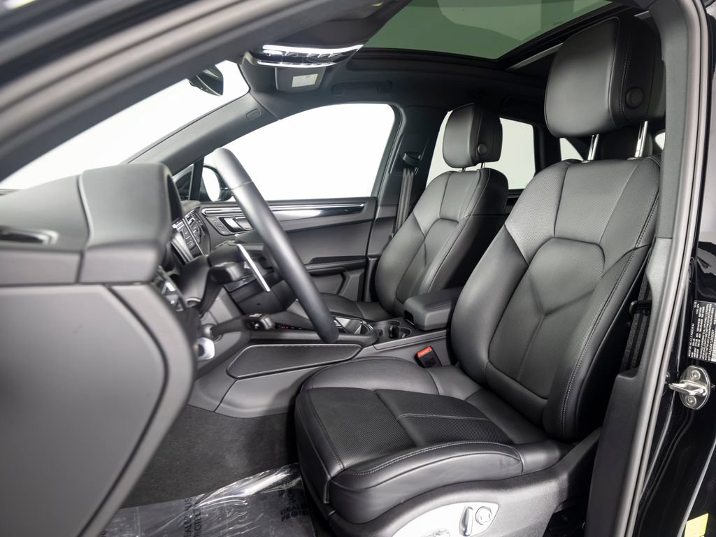 Certified 2026 Porsche Macan AWD/4WD image 5