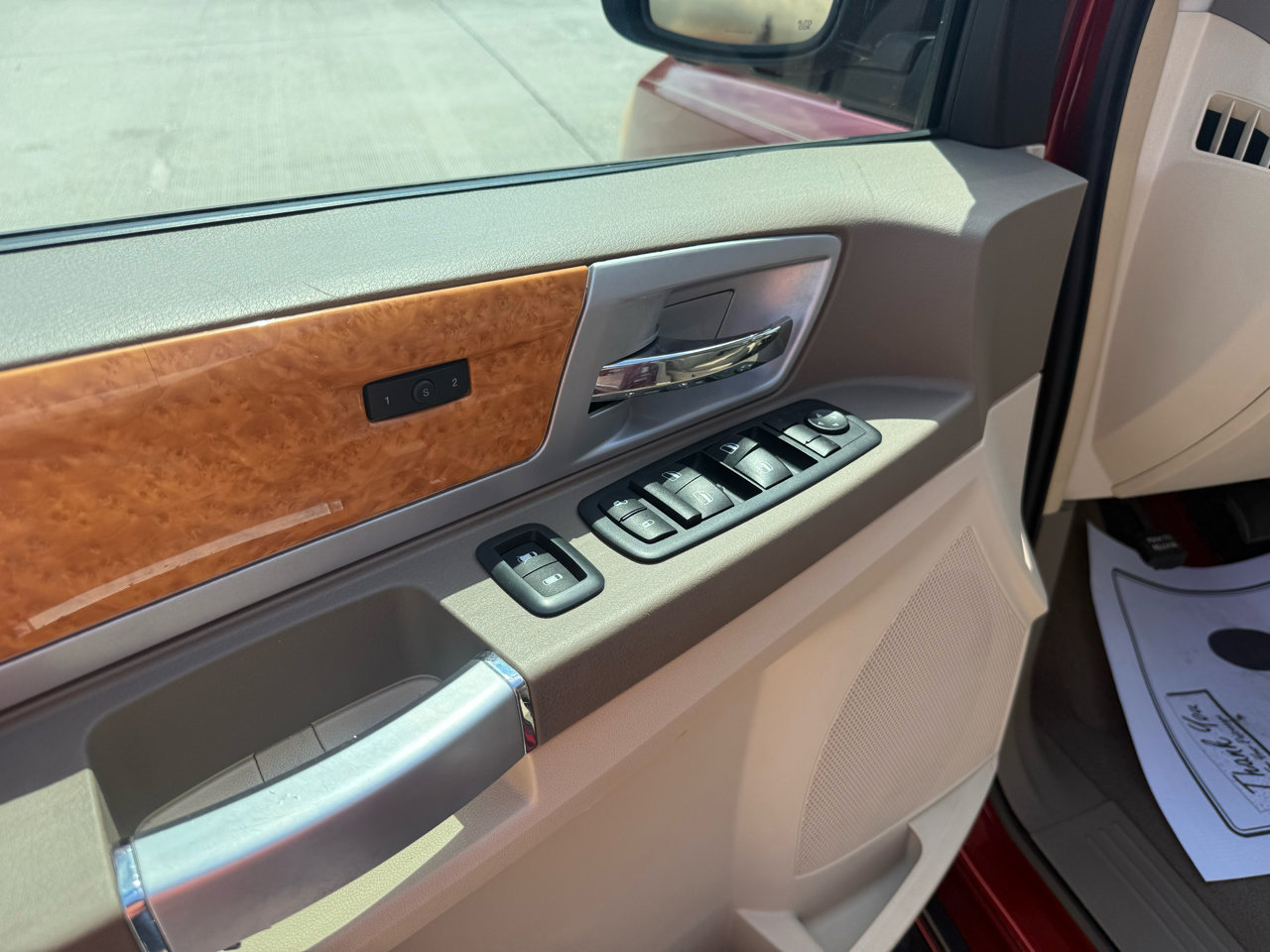 Used 2009 Chrysler Town & Country Limited w/ Entertainment Group #3 image 11