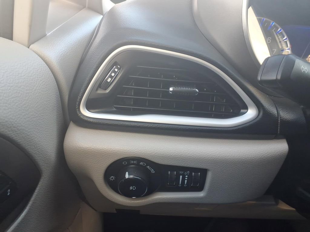 Used 2024 Chrysler Pacifica Touring-L image 14