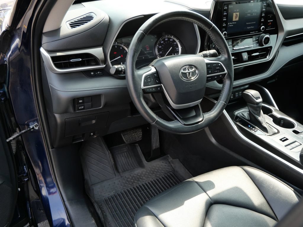 Used 2022 Toyota Highlander XLE AWD/4WD image 10
