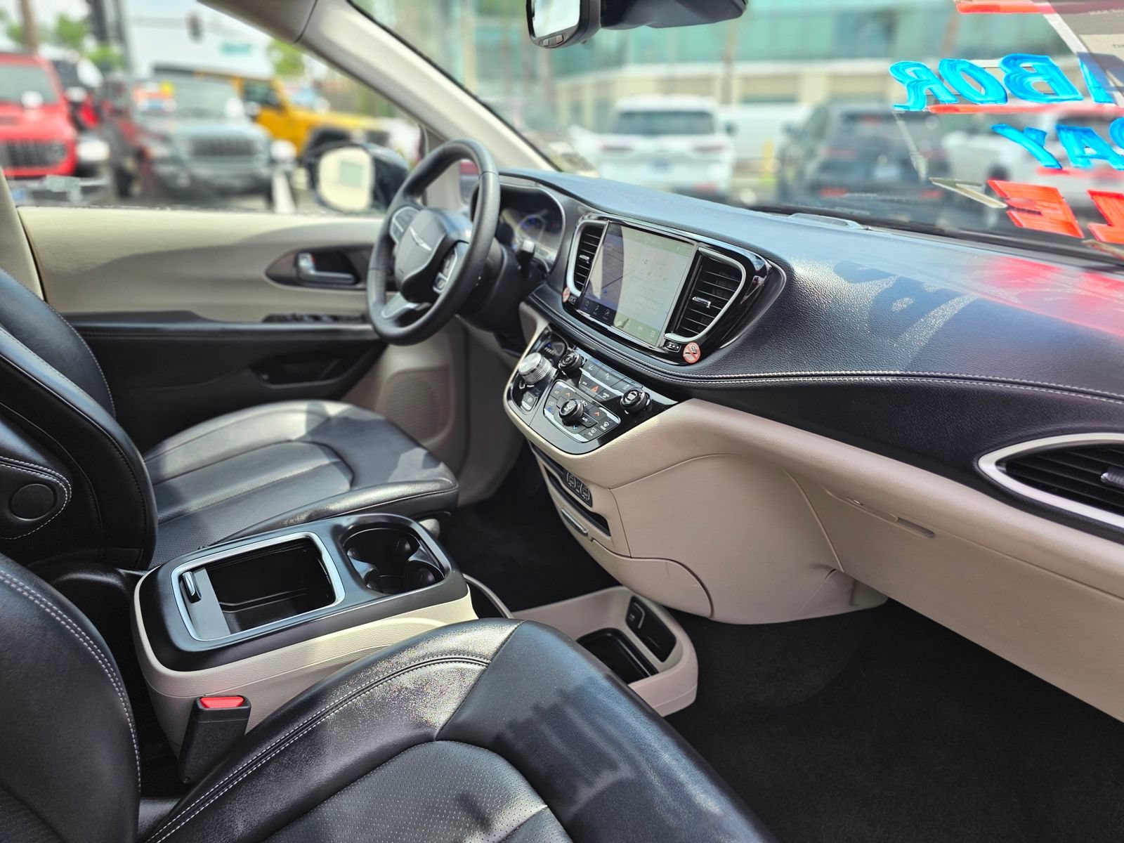 Used 2024 Chrysler Pacifica Limited FWD image 29