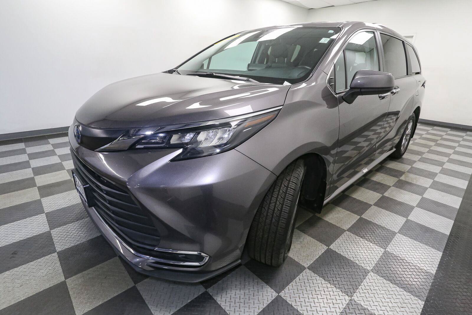 Used 2024 Toyota Sienna XLE FWD image 4