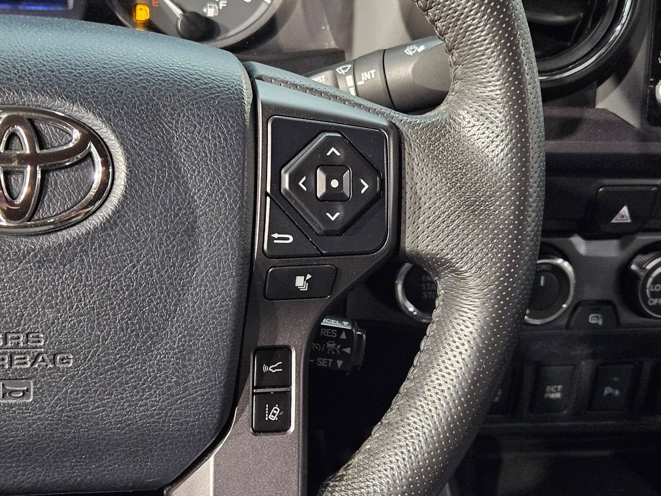 Used 2020 Toyota Tacoma TRD Sport w/ Technology Package AWD/4WD image 28