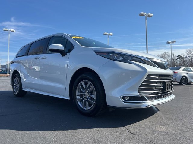 Used 2024 Toyota Sienna XLE image 3