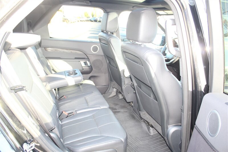 Used 2017 Land Rover Discovery HSE AWD/4WD image 16