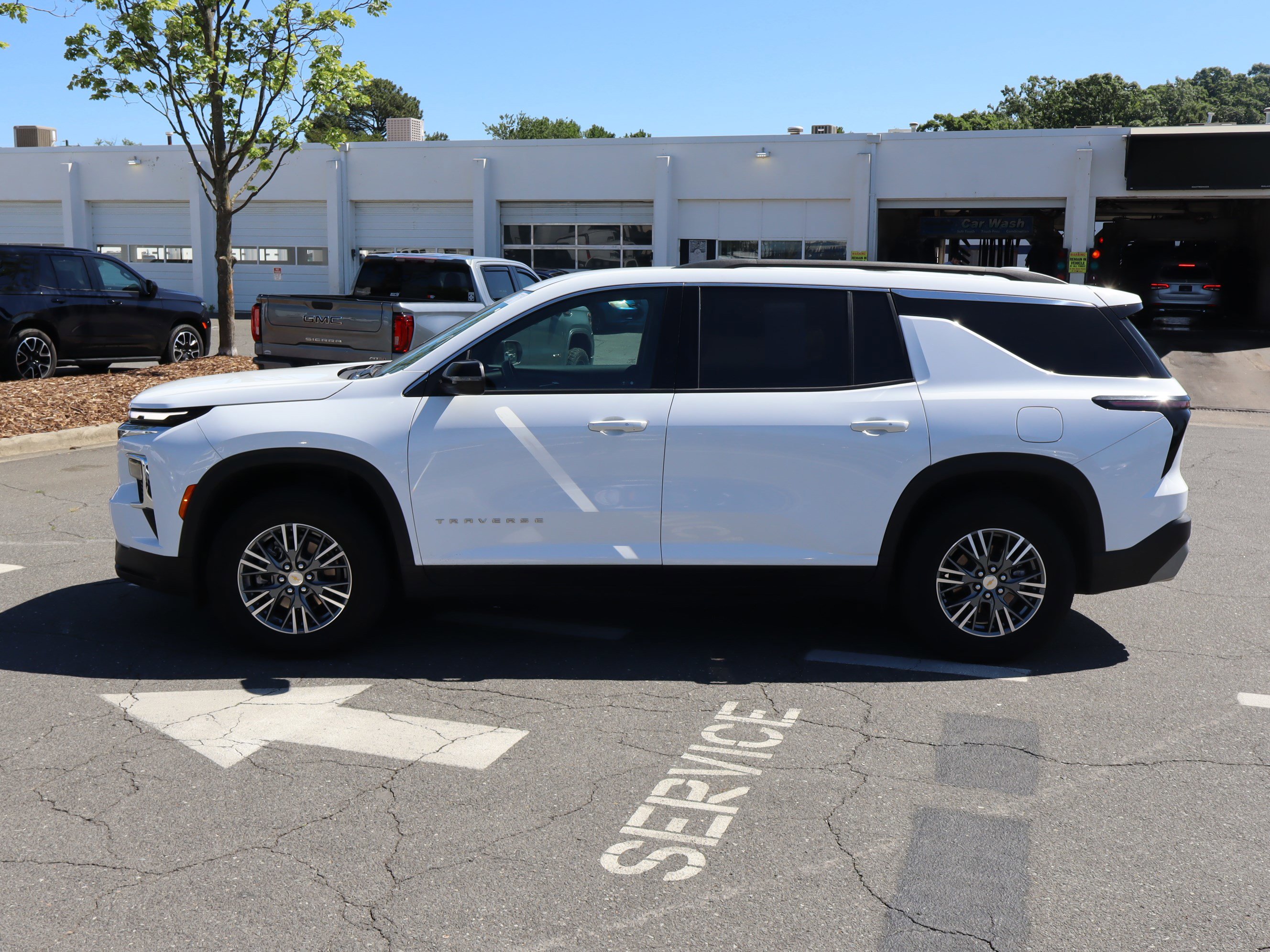 Used 2025 Chevrolet Traverse LT FWD image 18