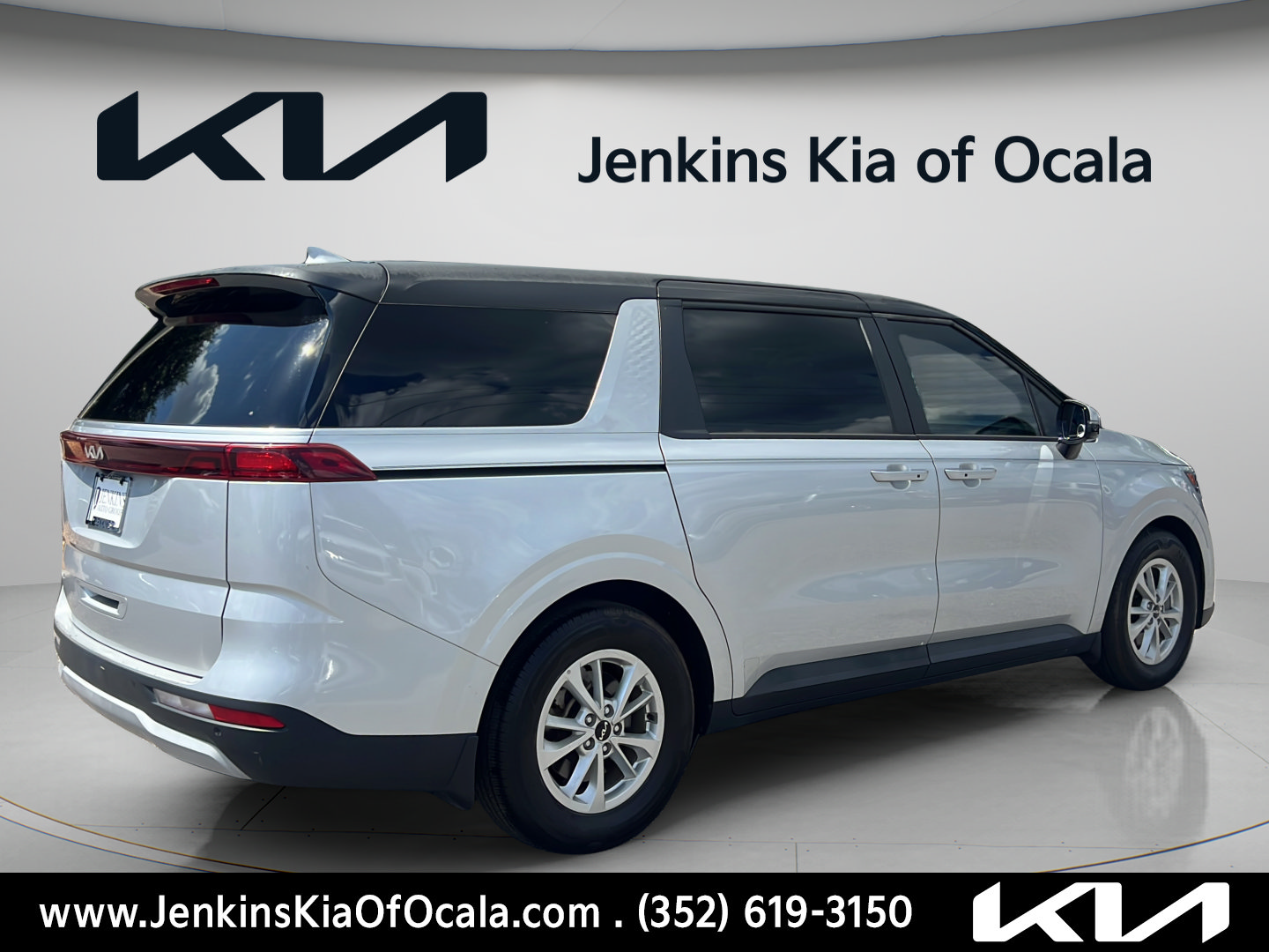 Used 2023 Kia Carnival LX FWD image 3